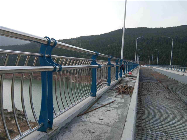凉山不锈钢桥梁护栏的特点及其在桥梁安全中的重要作用