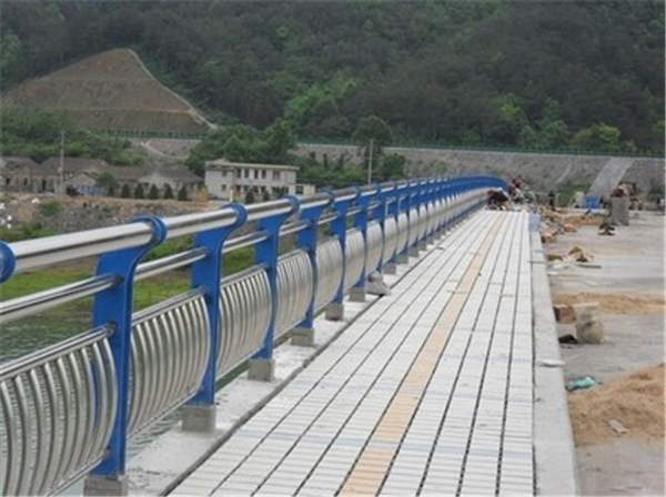 凉山不锈钢桥梁护栏是一种什么材质的护栏